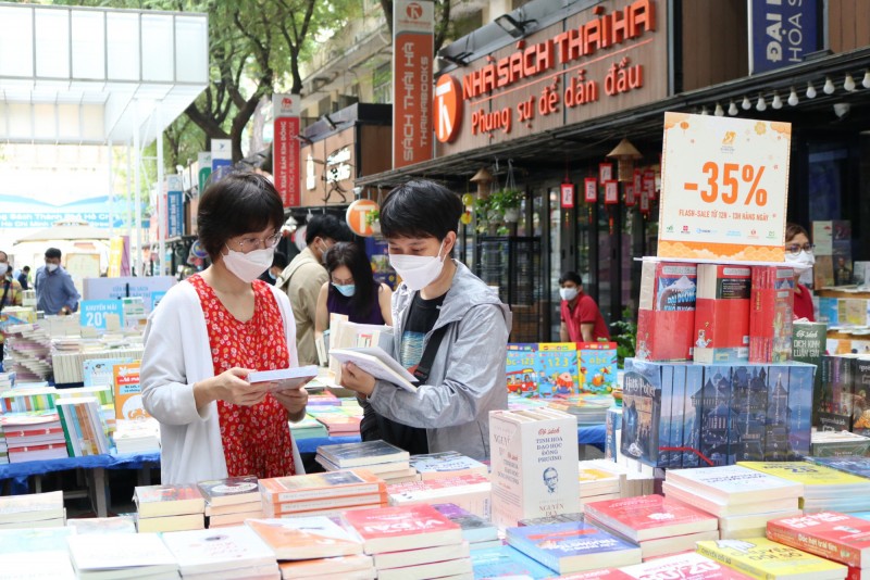 Tham gia hội sách nhân kỷ niệm Ngày sách Việt Nam